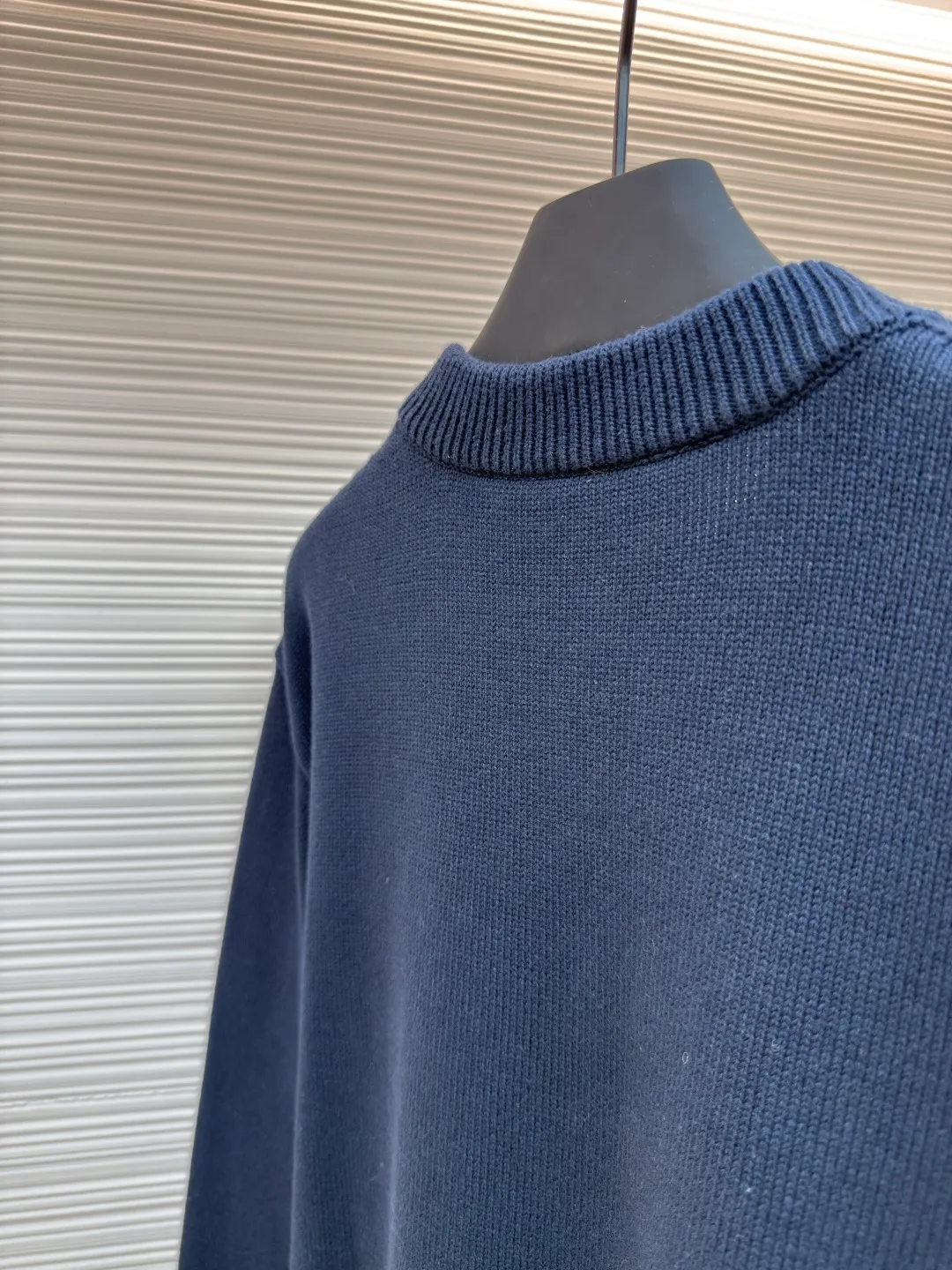 LOUIS VUITTON conch pullover ●Authentic product: Purchased and developed for 14600 ●Item number: 1680419-B50 ●Fabric: mercerized long-staple cotton ●Technology: knitting ●Version: loose fit ●Weight: about 790 grams ●Size: XS-S-M-L ●Description: Made of 100% top-grade long-staple cotton, fully combed and compacted + singeing mercerization process, striving for excellence, which not only retains the simplicity and gentleness of pure cotton, but also gives it a noble temperament like silk. The color is beautiful, the touch is gentle and delicate, you can enjoy silky smoothness, and the long-staple cotton has long fiber The fiber length is usually more than 2.5 centimeters, which is about twice the length of ordinary cotton yarn. Therefore, clothes made of raw materials with this fiber length are more wrinkle-resistant, non-pilling, and have clear textures that are beyond the reach of ordinary cotton yarn. They are non-sticky when worn for a long time in summer, and have particularly good sweat-absorbing effects. The overall wiring is straight and delicate, the fabric is comfortable and soft, and the color is consistent without color difference. It can be matched with the same style to create a fashionable look and control various occasions. Customized accessories, complete with three standards, same style for men and women!